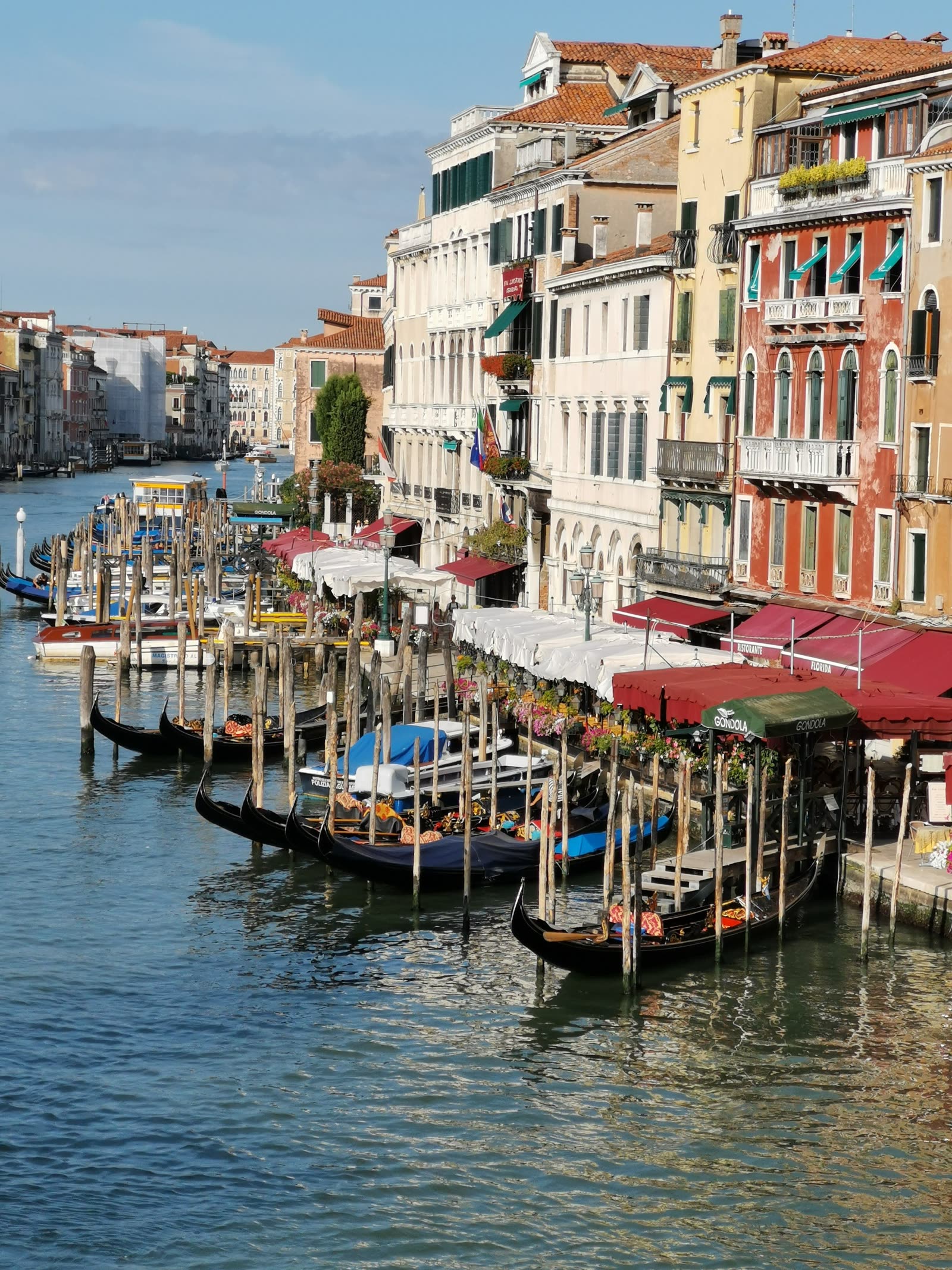 Canal de Venecia con góndola